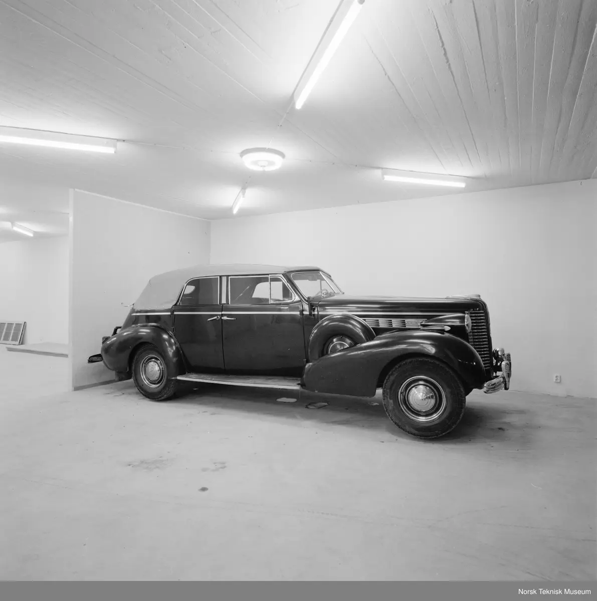 Serie 80. 8 sylindret rekkemotor. Four Door Sport Phaeton Karosseri. (642 bygget). 
Volum: 5,2 liter  Ytelse: 106 hk
Toppfart: 140 km/t
