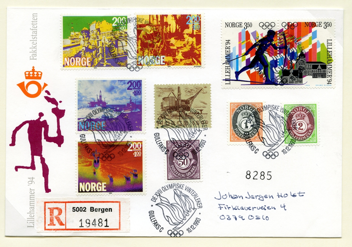 Konvolutt med 10 frimerker. Fire frimerker fra serien "Norsk Arbeidsliv I" som viser motiver fra offshoreindustrien. I tillegg et frimerke fra Statfjord A platformet i Nordsjøen. 
Ytterst til høyre to frimerker som viser en skiløper med fakkel foran flagg og bygninger på Lillehammer (Garmo kirke på Maihaugen, Kulturhuset Banken og et typisk hus i Storgata på Lillehammer), samt to posthorn-frimerker. Stemplene har tekst rundt kanten og en fakkel i midten. Til venstre på konvolutten et trykk av en fakkelløper, dvs piktogrammet for fakkelstafetten.