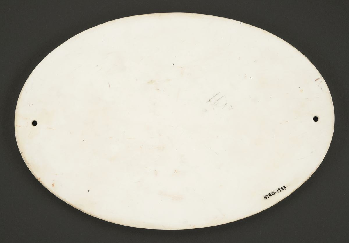 Porselensskilt til dør. Ovalt med sorte bokstaver.