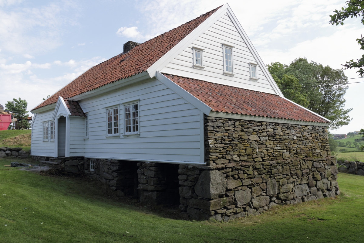 Tradisjonelt jærhus med skutar i begge endar. Garborgheimen er eit stort, flott midtgangshus med inngang midt på langsidene av huset. Besteinngang på vestsida og dagleginngang til kjøkken på austsida.

Kjellar med jordgolv og brønn. Innandørs trapp til kjellaren, samt kjellarinngang frå utsida.