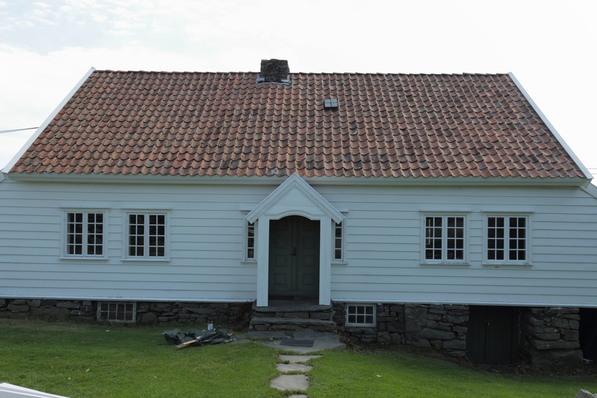 Tradisjonelt jærhus med skutar i begge endar. Garborgheimen er eit stort, flott midtgangshus med inngang midt på langsidene av huset. Besteinngang på vestsida og dagleginngang til kjøkken på austsida.

Kjellar med jordgolv og brønn. Innandørs trapp til kjellaren, samt kjellarinngang frå utsida.