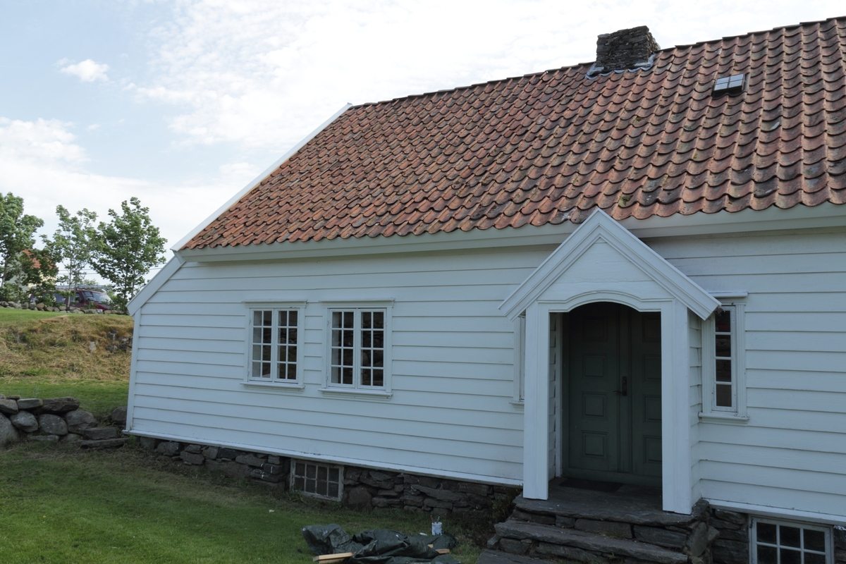 Tradisjonelt jærhus med skutar i begge endar. Garborgheimen er eit stort, flott midtgangshus med inngang midt på langsidene av huset. Besteinngang på vestsida og dagleginngang til kjøkken på austsida.

Kjellar med jordgolv og brønn. Innandørs trapp til kjellaren, samt kjellarinngang frå utsida.