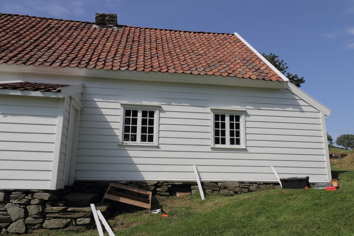 Tradisjonelt jærhus med skutar i begge endar. Garborgheimen er eit stort, flott midtgangshus med inngang midt på langsidene av huset. Besteinngang på vestsida og dagleginngang til kjøkken på austsida.

Kjellar med jordgolv og brønn. Innandørs trapp til kjellaren, samt kjellarinngang frå utsida.