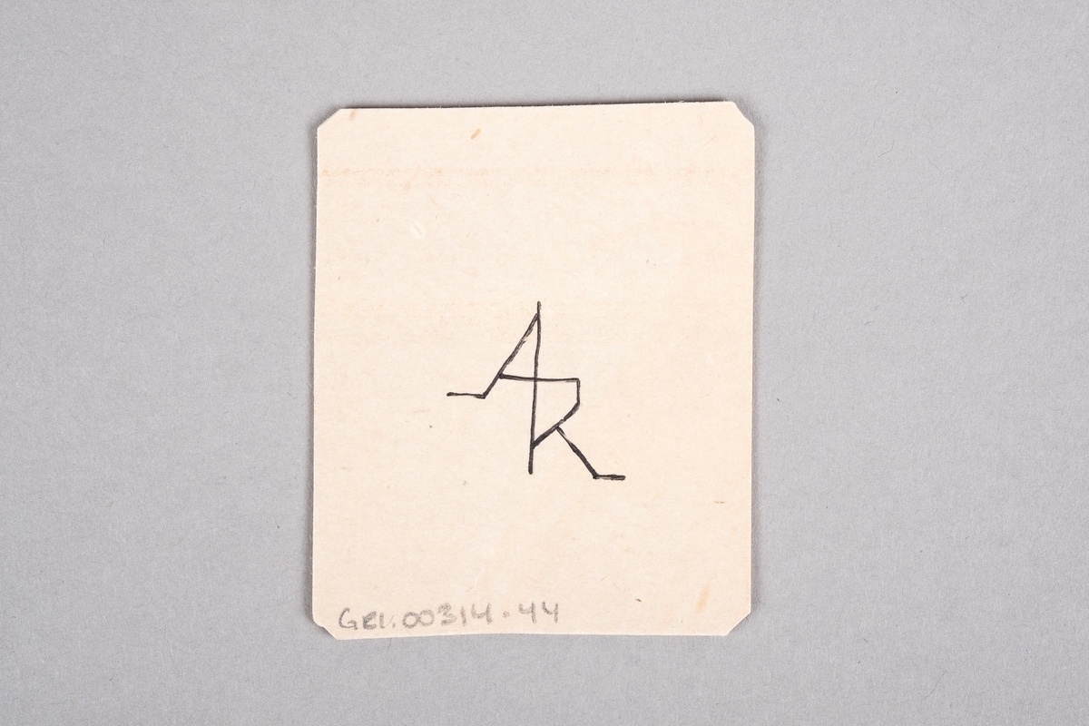 Håndlaget kort med påført tall og rutersymbol. På baksiden av kortet er det et monogram av initalene "AR".