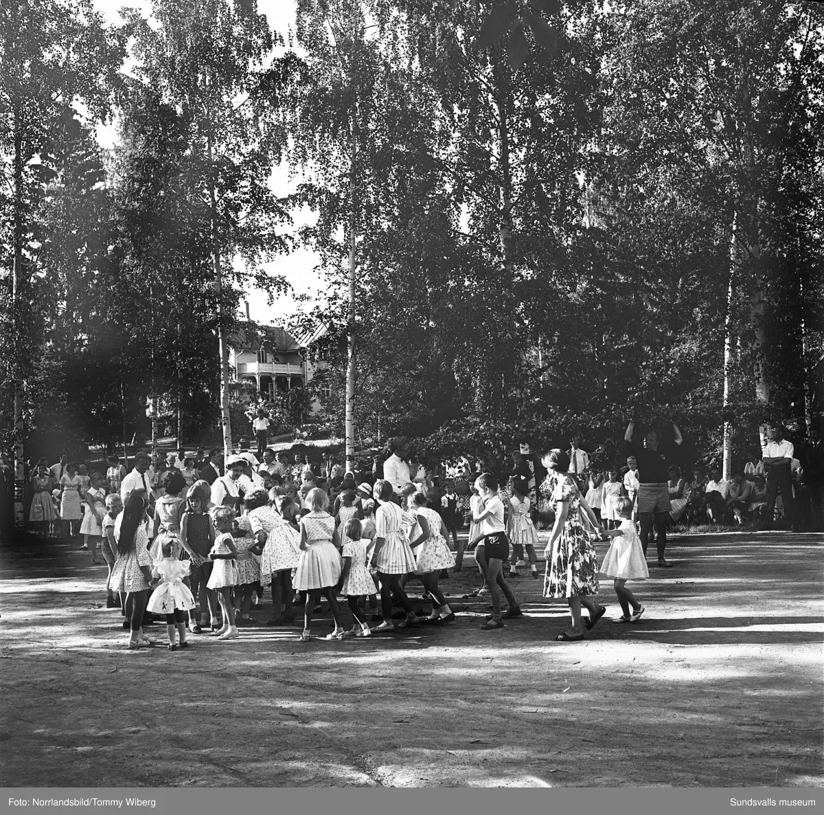 Midsommarfirande med dans och lekar vid Granli, Petersvik.