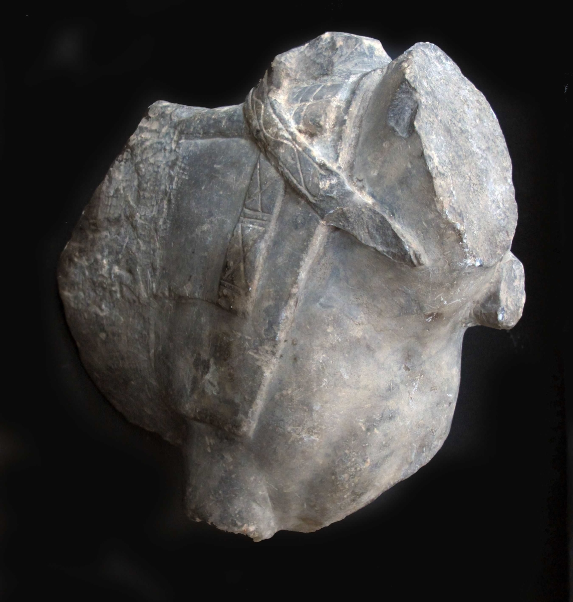 Fragmentet er av hestens fordel, avkuttet midt mellom forbena og bakbena. Hodet og bena mangler. Sal og bissel i relieff, med ornamenter. Skulpturen er kun beregnet å sees en face,  baksiden er ikke utarbeidet. Heller ikke utarbeidet der rytteren opprinnelig var tenkt å sitte. Antagelig  nisje eller relieff figur.