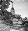 Vreta Kloster kyrka och klosterruin. Anläggningens historik är lång och komplicerad. Äldsta delarna av nuvarande kyrkobyggnad och klostret påbörjades omkring 1110. I ett donationsbrev utfärdat av Inge den äldre av Stenkilska ätten och hans hustru Helena anges att de nämnda år instiftar ett nunnekloster i Vreta och skänker jord till klostrets försörjning.