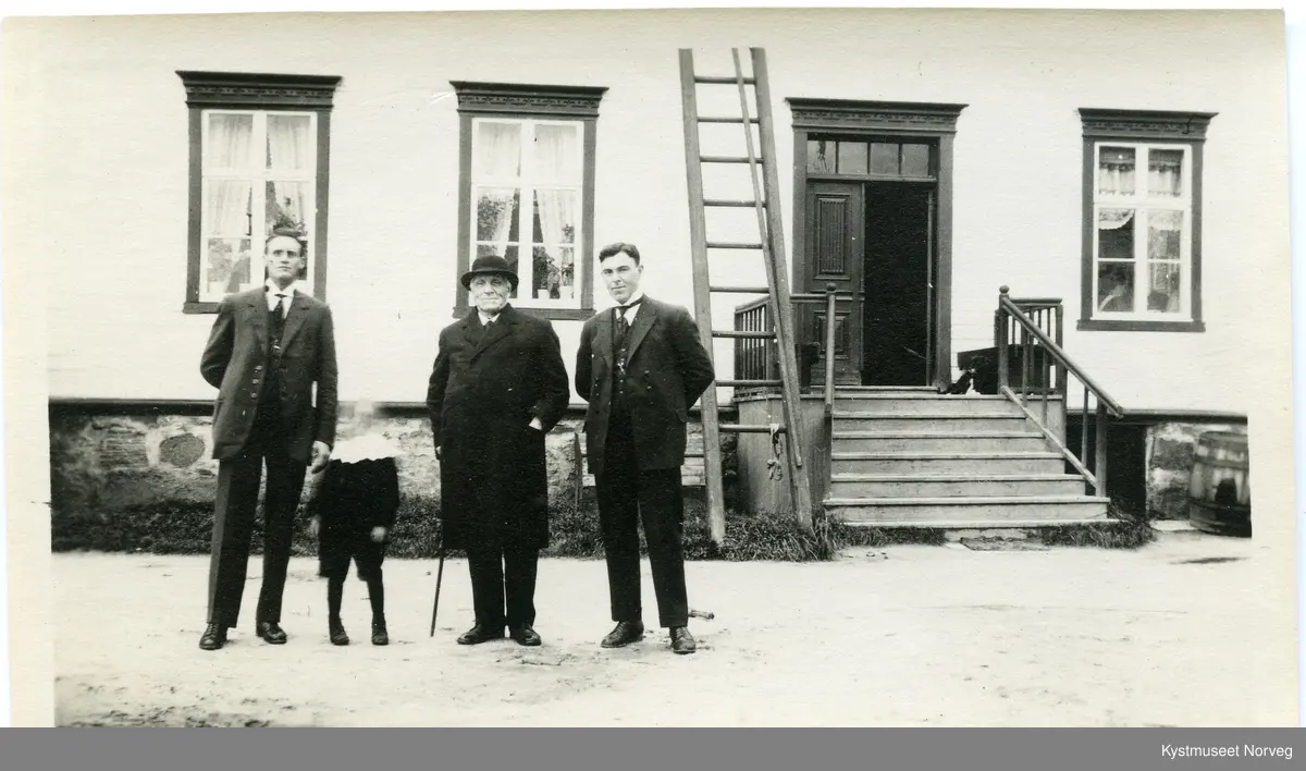 Rørvik, fra venstre Evald Nordli med sønnen Kjell?, Johan Berg og ukjent