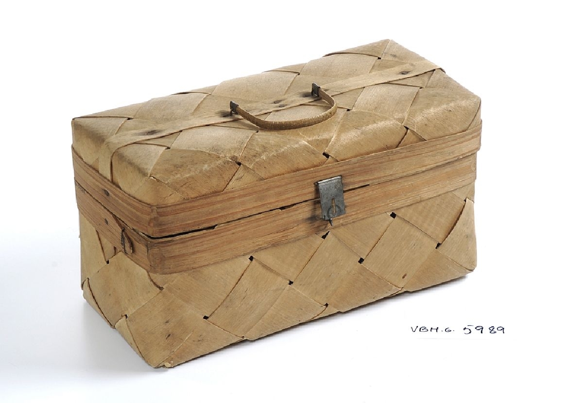 Sponkorg med henglset lokk.