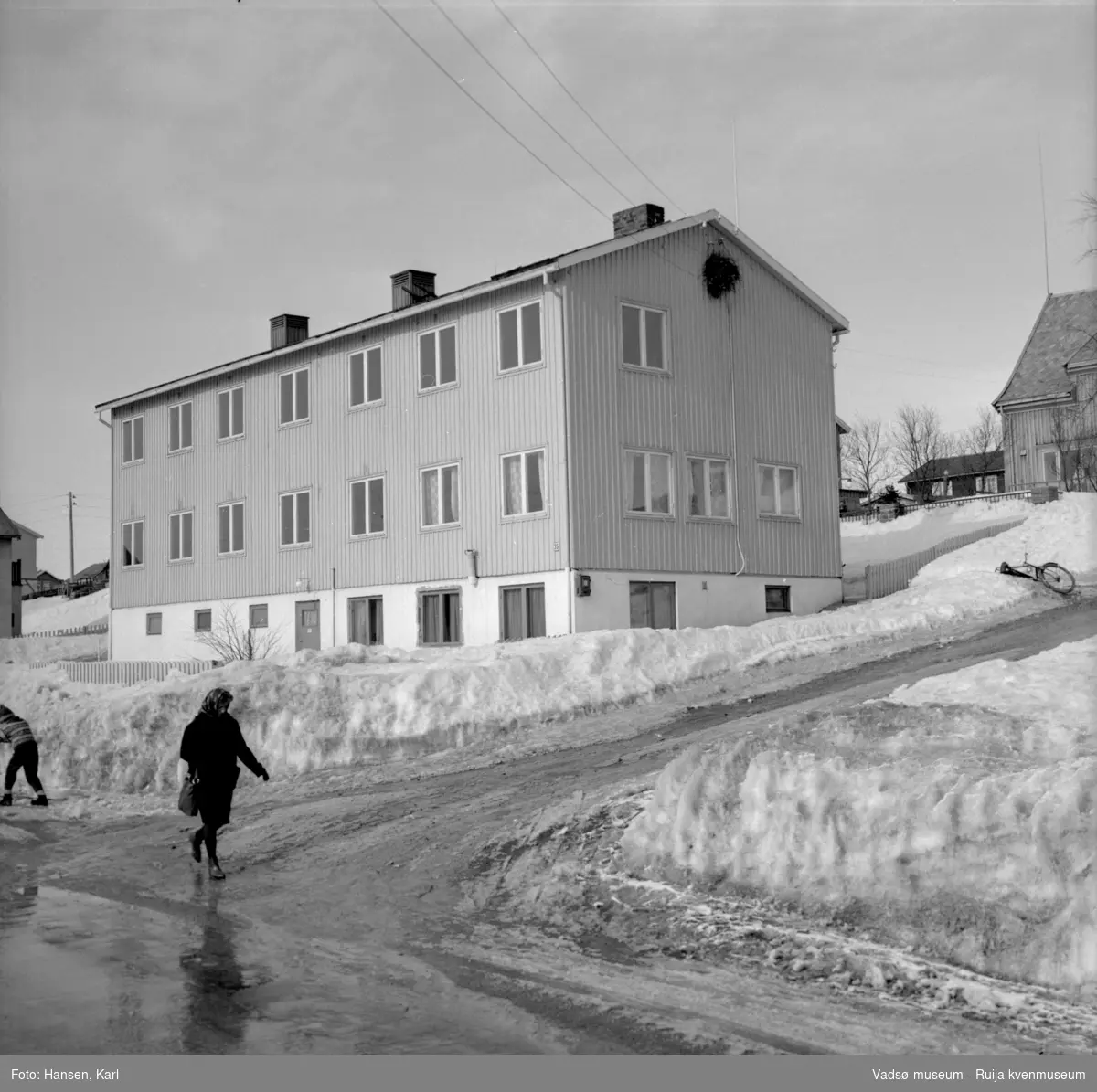 Eldrehjemmet Alders hvile i Vadsø, krysset Nyborgveien 35 -Esbensensgate,  vinteren 1964. Bygget er oppført tidlig 50-tall og har senere  vært benyttet bla til elevboliger, husmorskole, leiligheter for flyktninger.