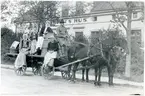 Arboga sn, Tofta.
Sällskapet på bilden kom från Tofta och är på väg till Arboga för att klappa kläder, c:a 1910.