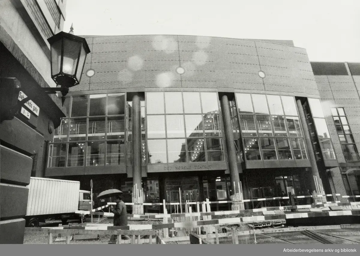 Det Norske Teatret. Fasaden er gjort klar for åpningen av det nye bygget. Mai 1985