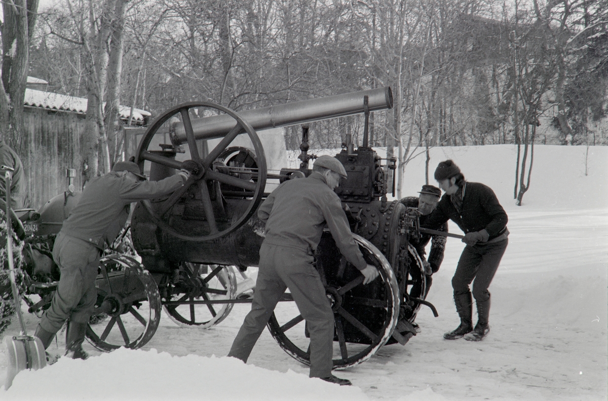 Damplokomobil fra Velta i Åsnes settes inn i Jemtlandstallen, Domkirkeodden, Hedmarksmuseet. Traktor, museumshåndverkere F.v. ukjent, Birger Larsen, Arvid Sanden, Werner Kahdeman.