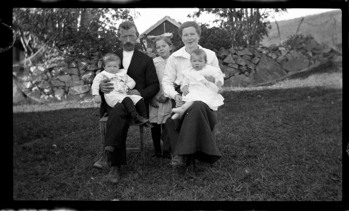 Familien Heide på Bjørnå, fotografert utendørs.