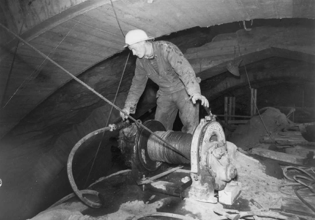 Opprinnelig arkivnr. 0619-f.
Øvre Røssåga. Hallvardalen. Kraftstasjonen.
Støping av støtteribber for hvelvet i stasjonshallen. Forskaling, betongframstilling, betongtransport. Tidstypisk forskaling for betongstøp, bygget av trematerialer fra anleggets eget sagbruk. Tidstypisk betongblander for plassproduksjon av betong, skråbaneheis for kibb med heisespill av merket Ingersoll Rand, "betongsprøyte".
Personen som styrer betongpumpen er Oddgeir Svendsen .Eiler Villmones fra Korgen er oppsynsmann.