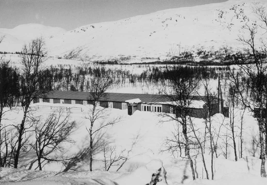 Opprinnelig arkivnr. 0685.
Øvre Røssåga. Vefsnaoverføringene. Vesterbukt. Mannskapsbrakke. Tunneldrift Vefsnaoverføringene. Utsyn mot Forsmofjellet med Geittinden til venstre