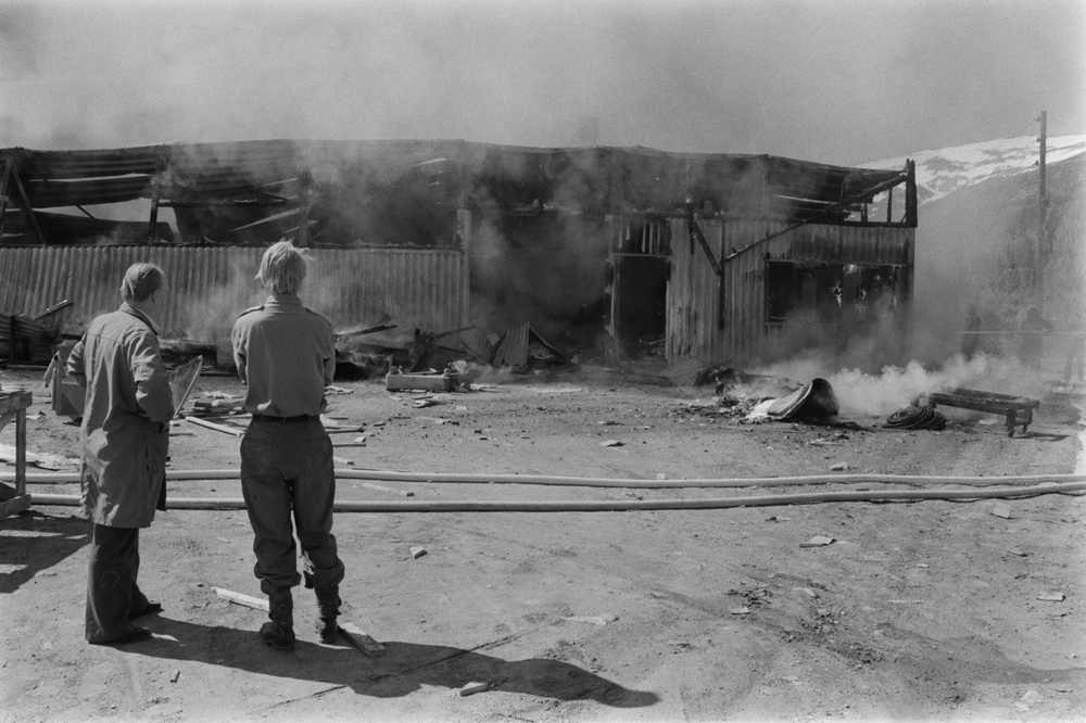 Båtfabrikken Polar-Industri A/S i Drevvatnet totalskadd ved brann 16 Juni 1978. Fabrikken brenner, mye røyk.Torgeir og Einar Drevvatne