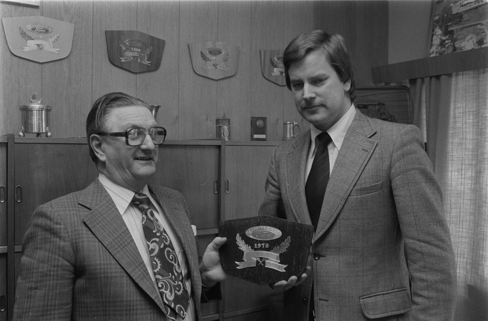 Lind og Greva. 25 år som Ford-forhandler. Mars 1979.
Otto Lind (t.v.) mottar utmerkelse.
Foto: Ragnar H.A.