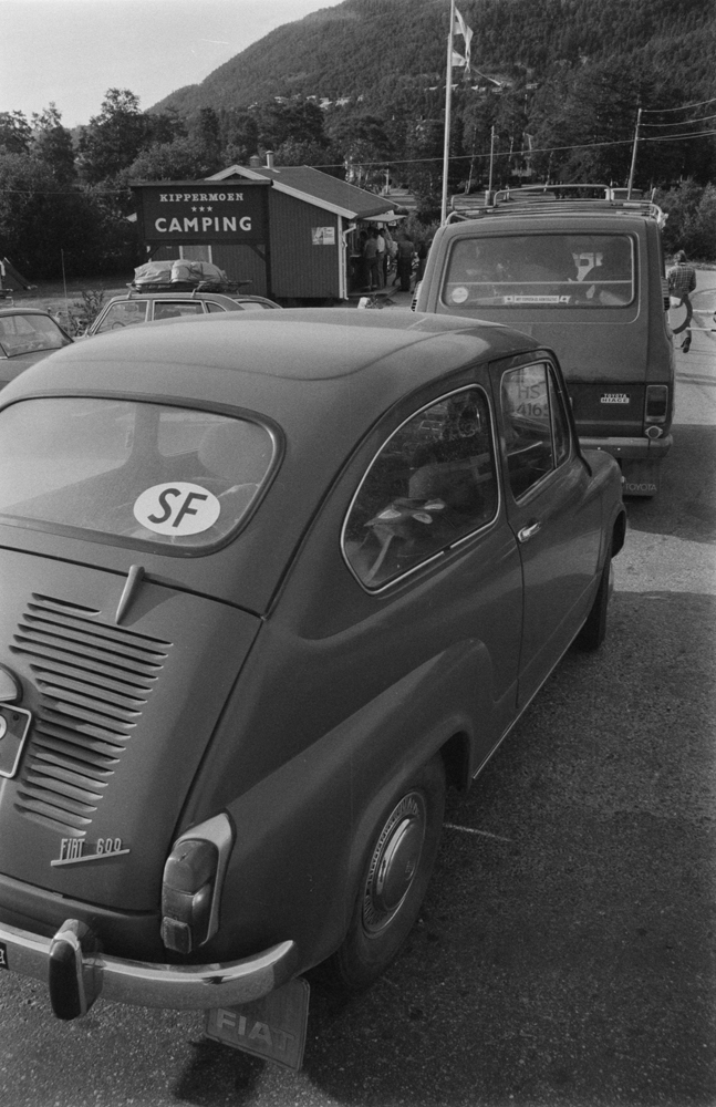 Kippermoen Camping 1976. Biler som skal inn porten.