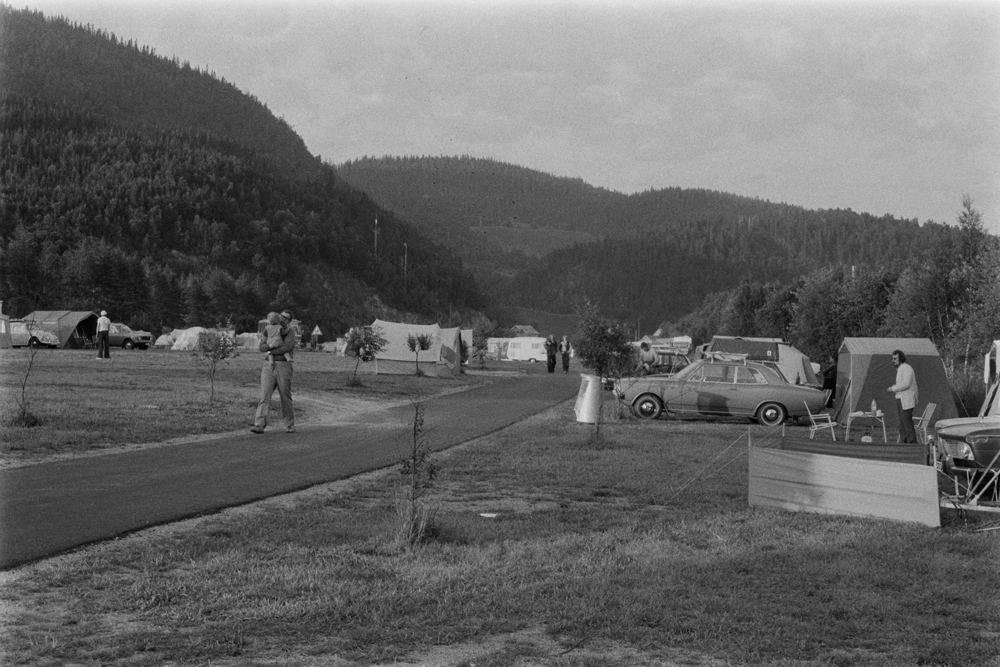 Kippermoen Camping 1972. Oversikt over campingplassen med turister.