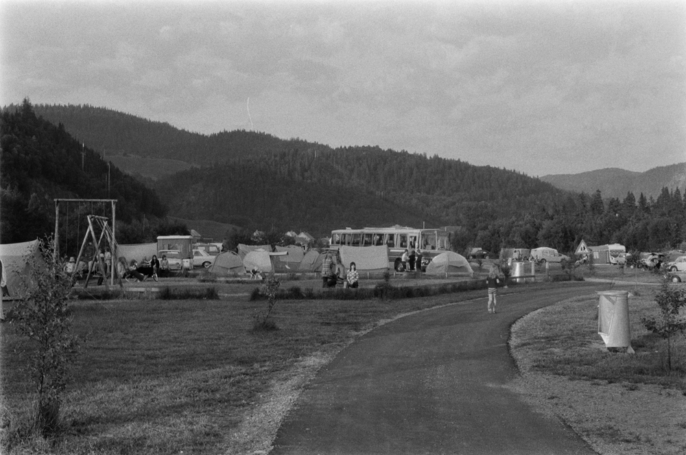 Kippermoen Camping 1972. Oversikt over campingplassen med turister.