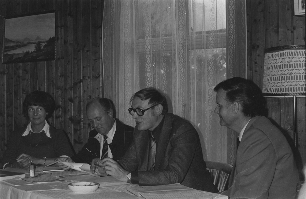 Helgeland Historielag Årsmøte August/September 1979.
styret i Helgeland Historielag. Fra venstre: Lill Bjørnbeth (sekretær), Alf Arnes (nestformann), Arnt O.Åsvang (formann), Knut Karijord (kasserer).