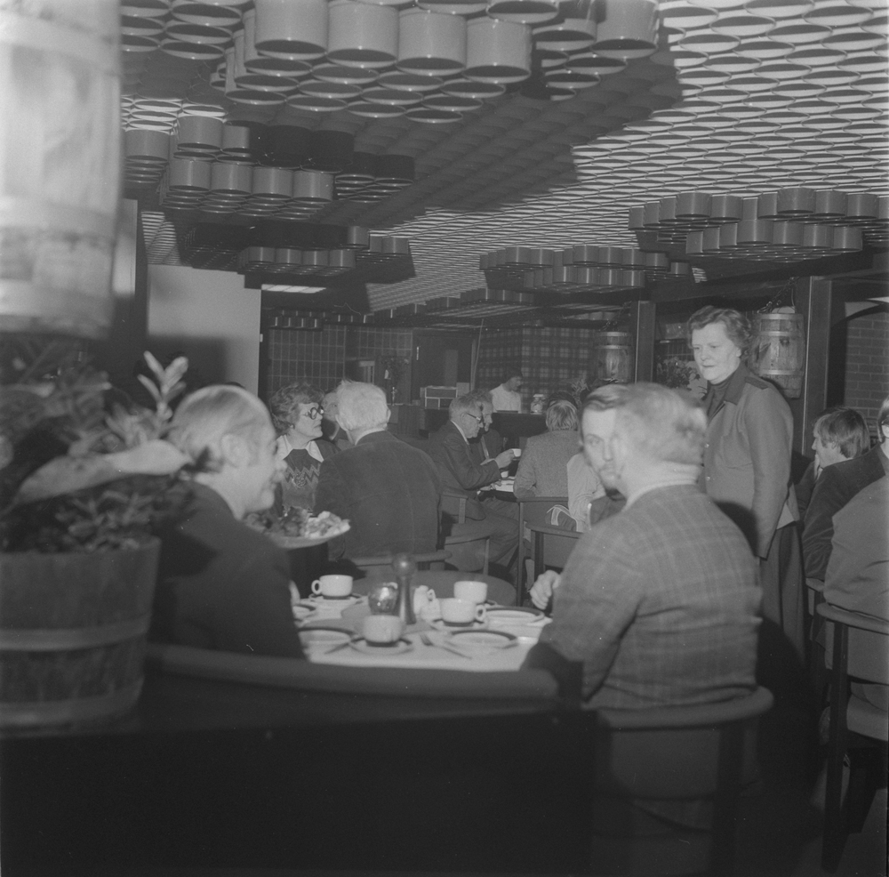 Tippen  nyinnredet nov. 1977.Gjester i grilltønna — Per Simonsen, Sonja Båtstrand, Eugen Almås (ordfører), Randolf Andersen, Einar Jensen, Svein Wika, Arne Aalbotsjord og servitør Lilly Lukkassen.