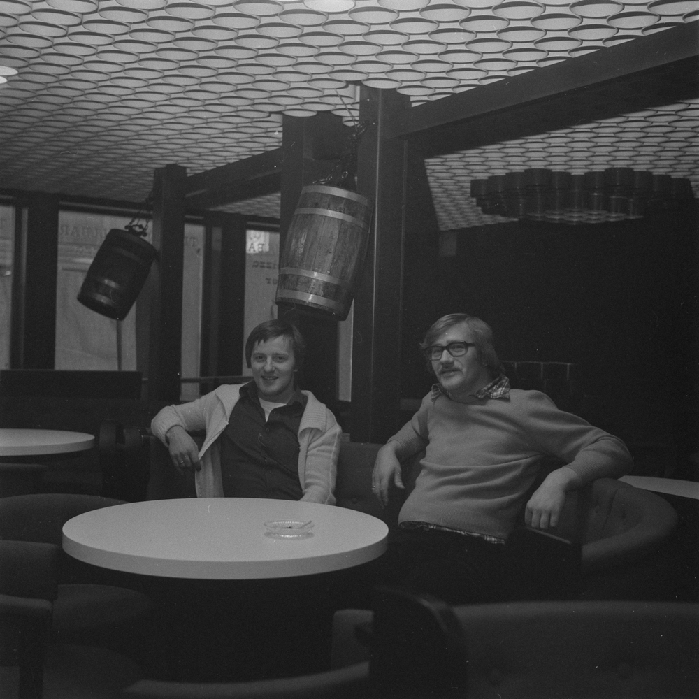 Tippen nyinnredet nov. 1977.
Fra venstre: Gunnar Sørensen og Reidar Andersen.