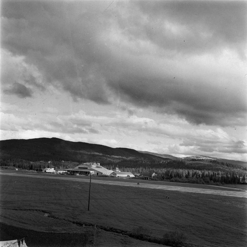 Hattfjelldal. Flyplassen og Arbor sponplatefabrikk. I forbindelse med Hattfjelldal Kommunes 100 års jubileum sommeren 1962.