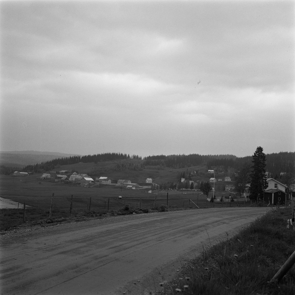 Hattfjelldal. Flystripa til venstre. I forbindelse med Hattfjelldal Kommunes 100 års jubileum sommeren 1962.