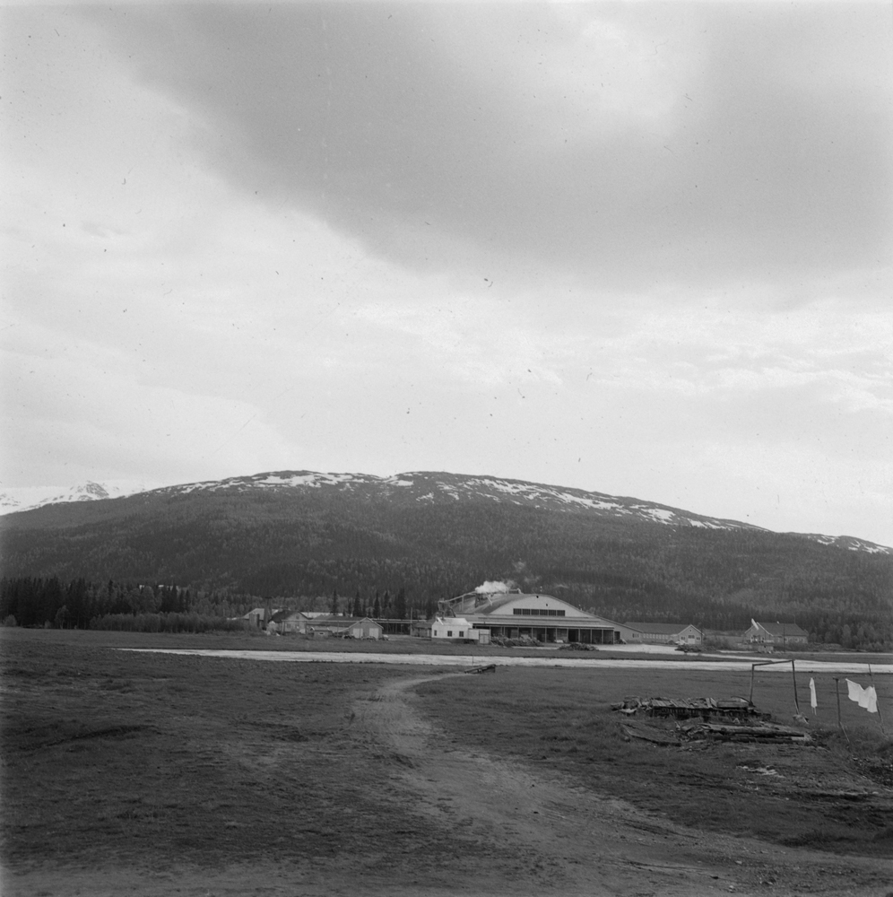 Hattfjelldal. Flystripa og Arbor sponplatefabrikk.
I forbindelse med Hattfjelldal Kommunes 100 års jubileum sommeren 1962.