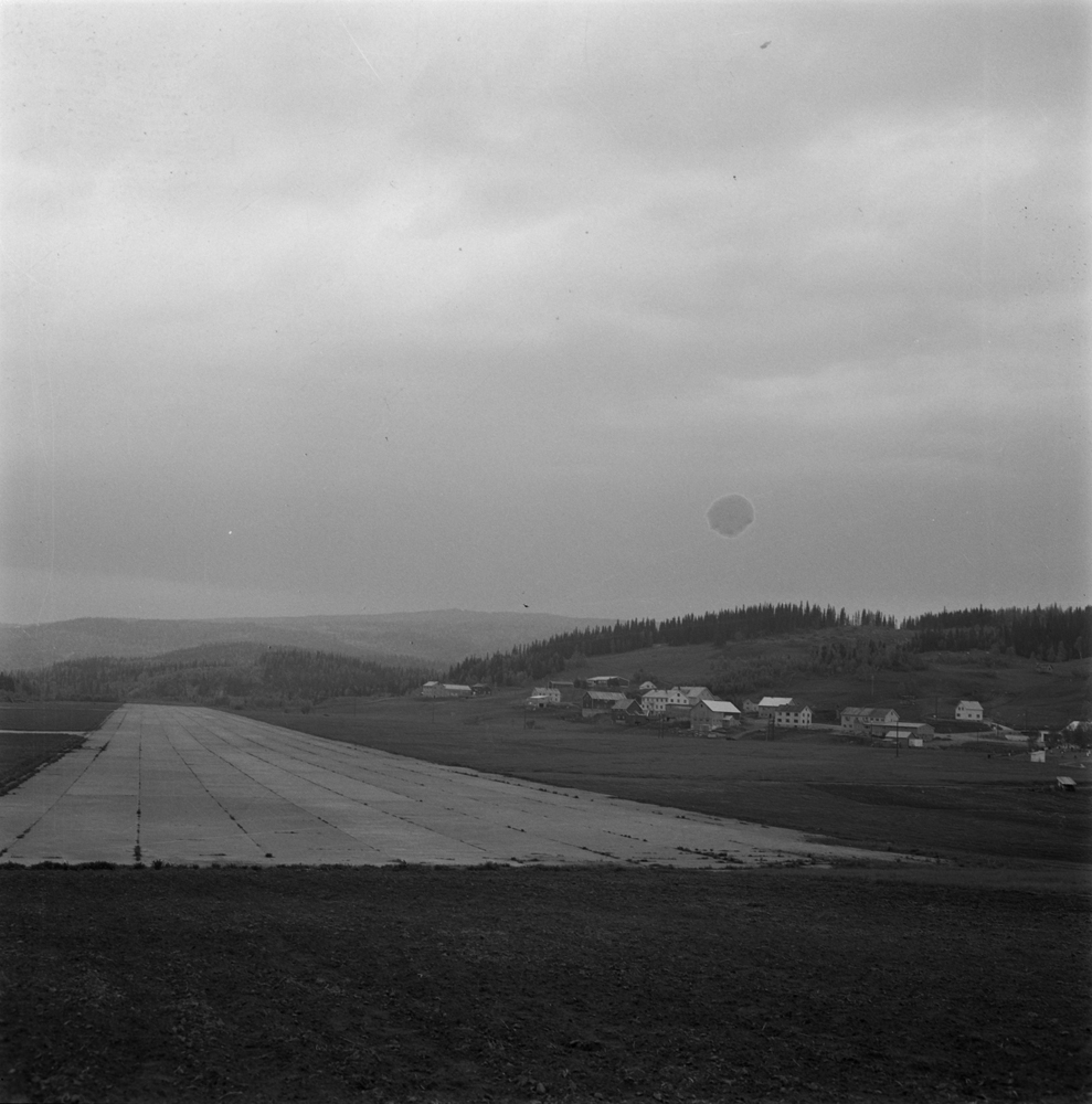 Hattfjelldal. Flystripa sentrum t.h.
I forbindelse med Hattfjelldal Kommunes 100 års jubileum sommeren 1962.