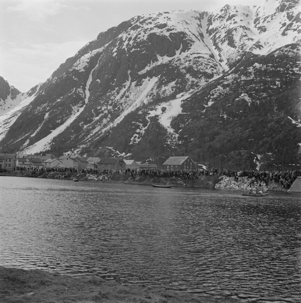 17 Mai i Mosjøen. Kapproing i Skjerva, mange tilskuere, Bordvenesbrua skimtes til høyre.