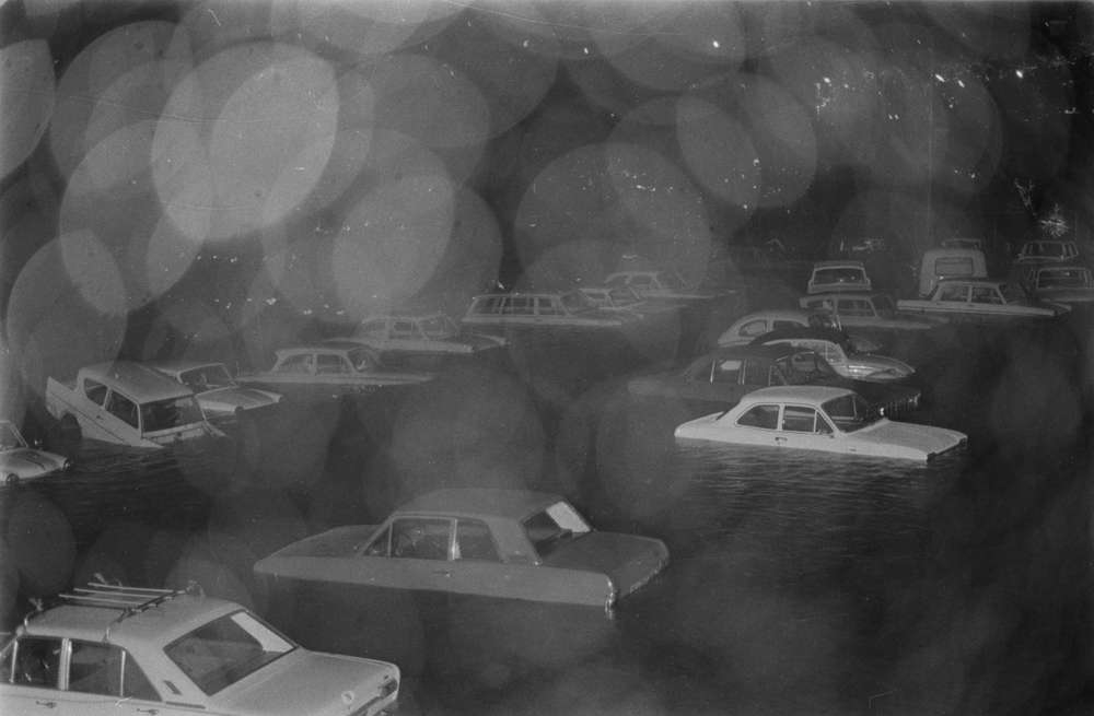 Flom i Mosjøen November 1971. Biler under vann ved Lind & Greva.