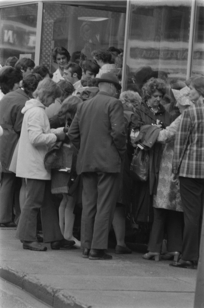 Salg på klesforretningen til Klara Baadstø høsten 1972, lang kø.