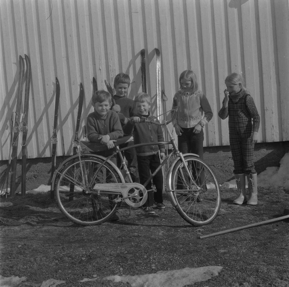 Diverse bilder fra påsken 1972, ukjente personer og sted/steder.  Vefsn/Leirfjord? Barn, sykkel, ski.