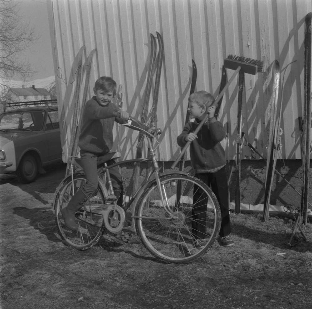 Diverse bilder fra påsken 1972, ukjente personer og sted/steder.  Vefsn/Leirfjord? Barn, sykkel, ski.