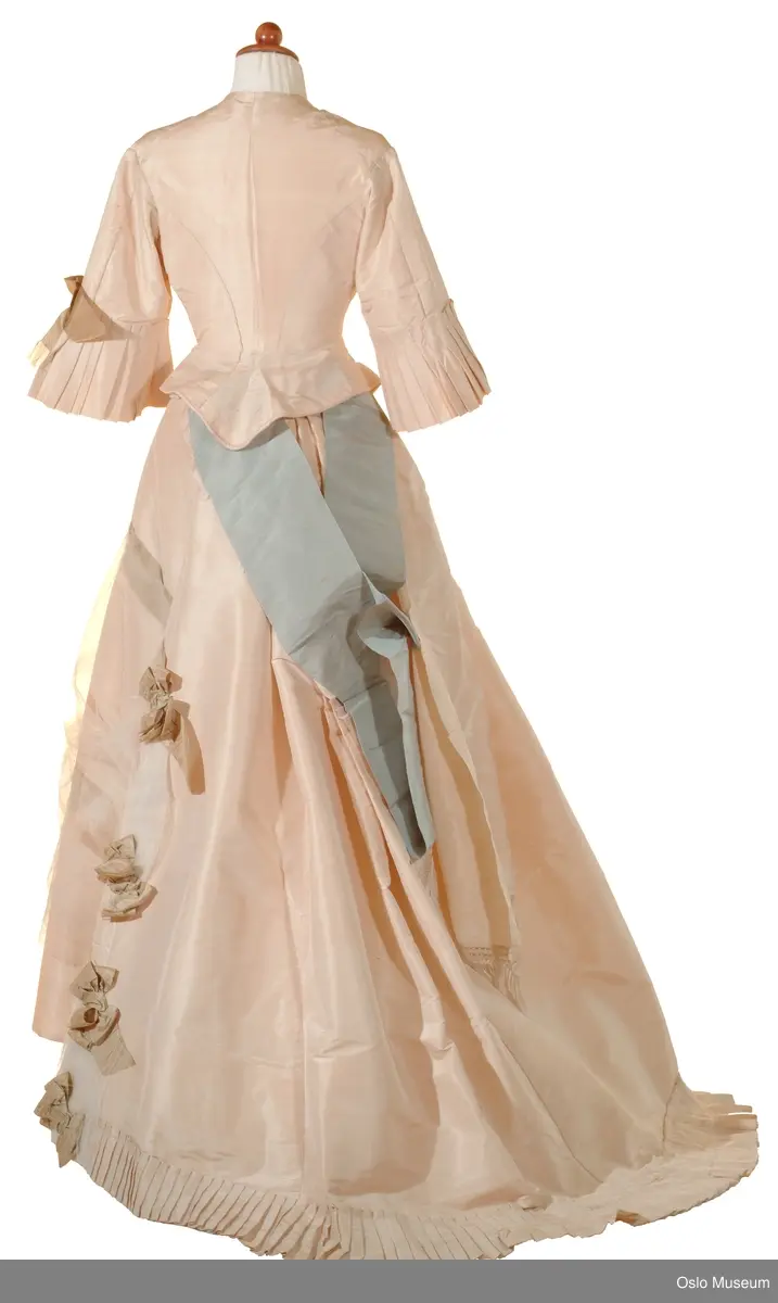 Tredelt kjole i kremfarget silketaft. Detaljer i blått. Disse er misfarget.