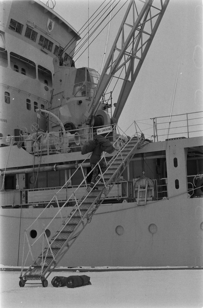 Kommandosoldater reiser fra Mosjøen. Soldater går ombord i båt, Sir Gerraint, ved Jernbanekaia.
