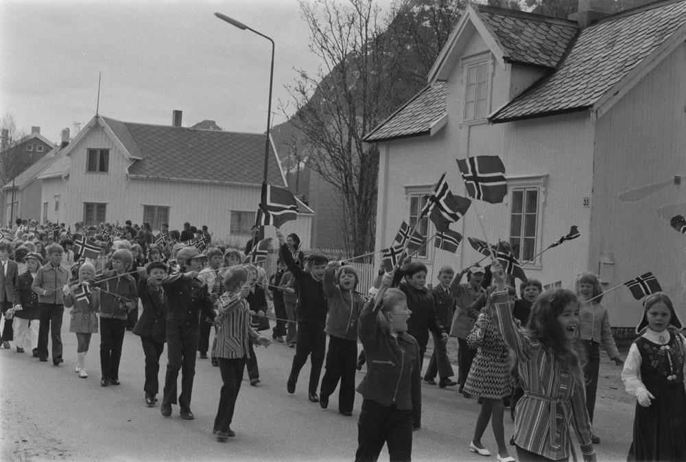 17 Mai. Barnetog. Chr.Qualesgt.37 er det hvite hjørnehuset t.v.