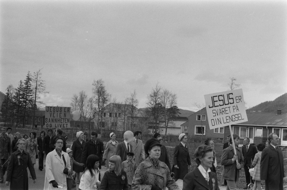 17 Maitoget kommer oppover Vefsnvegen fra jernbaneundergangen mot sykehuset.