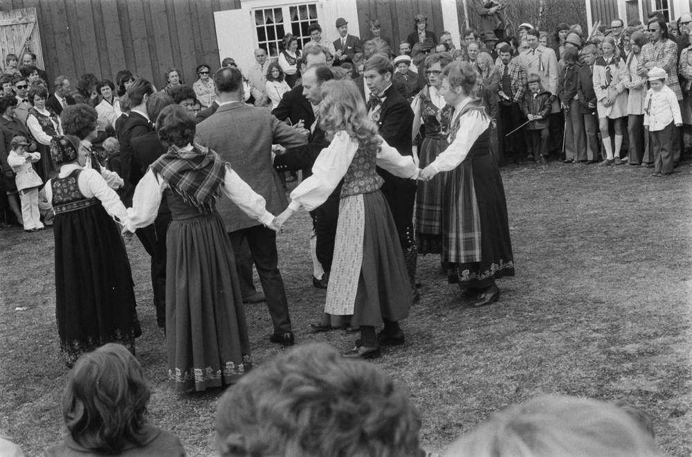 17 Mai, fra bygdetunet dans og musikk.