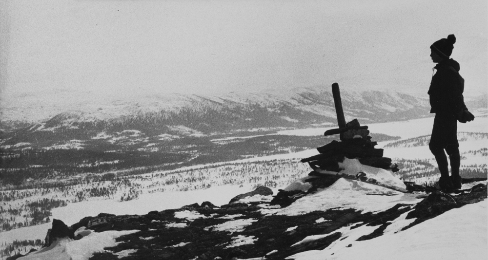 Gutt som ser beundrer utsikten fra korgfjellet påsken 1973.