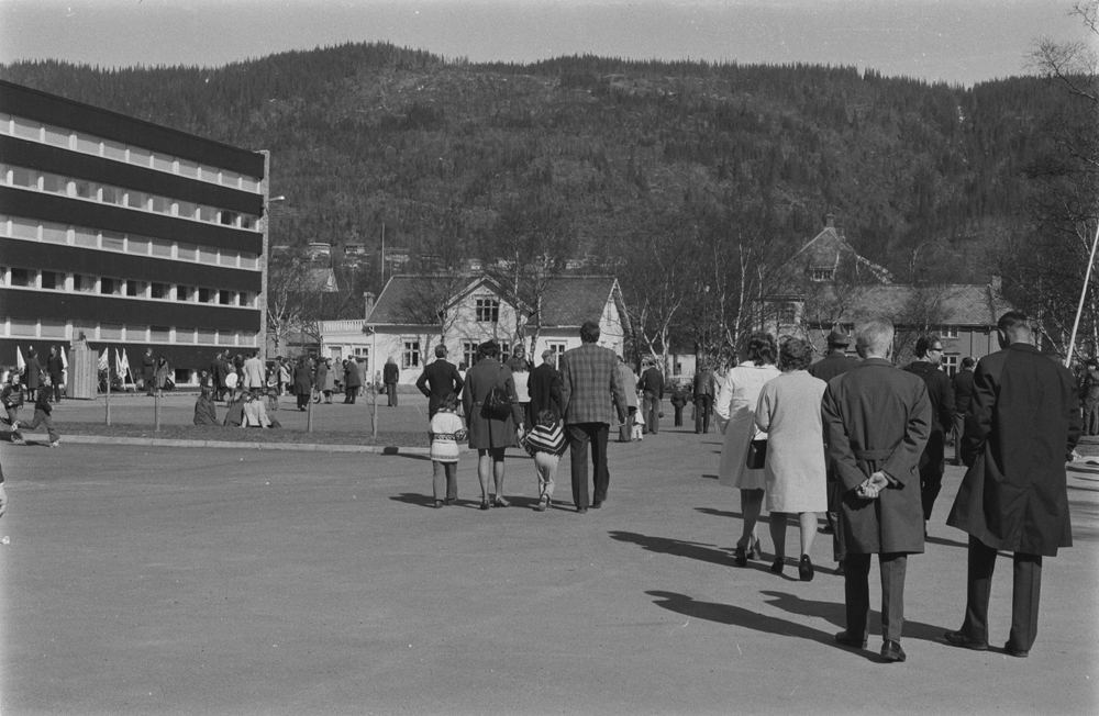 1.Mai i Mosjøen mye folk på Gymnasplassen.  Husene vi ser i Kirkegata er revet.