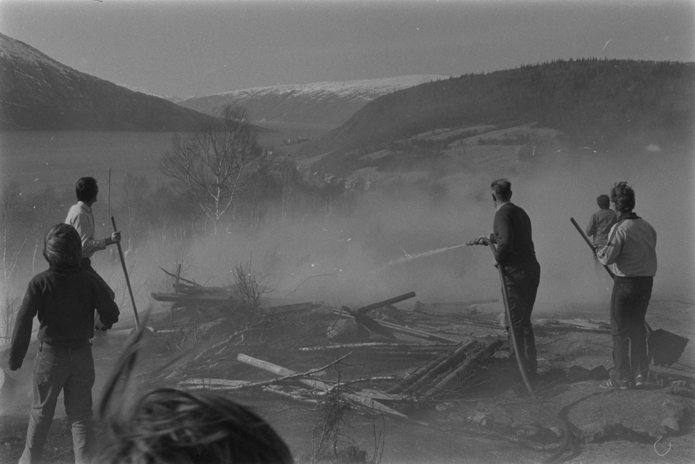 Grasbrann på Hals, slokkingsarbeid.