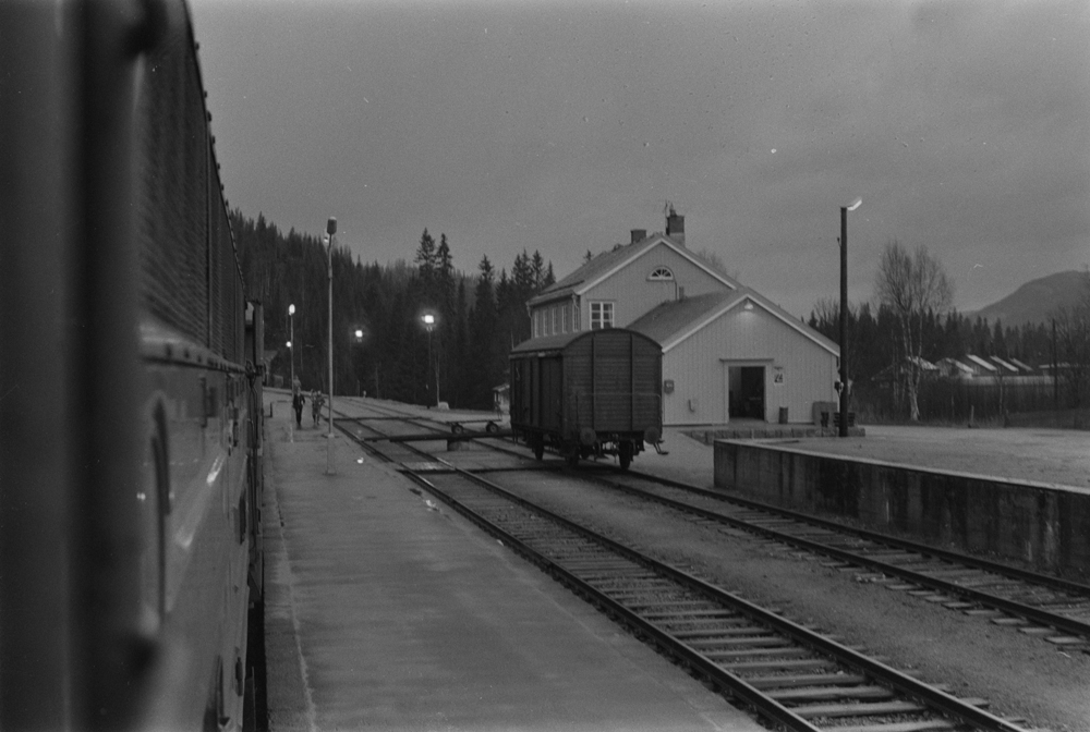 På Nordlandsbanen. Trofors Jernbanestasjon.