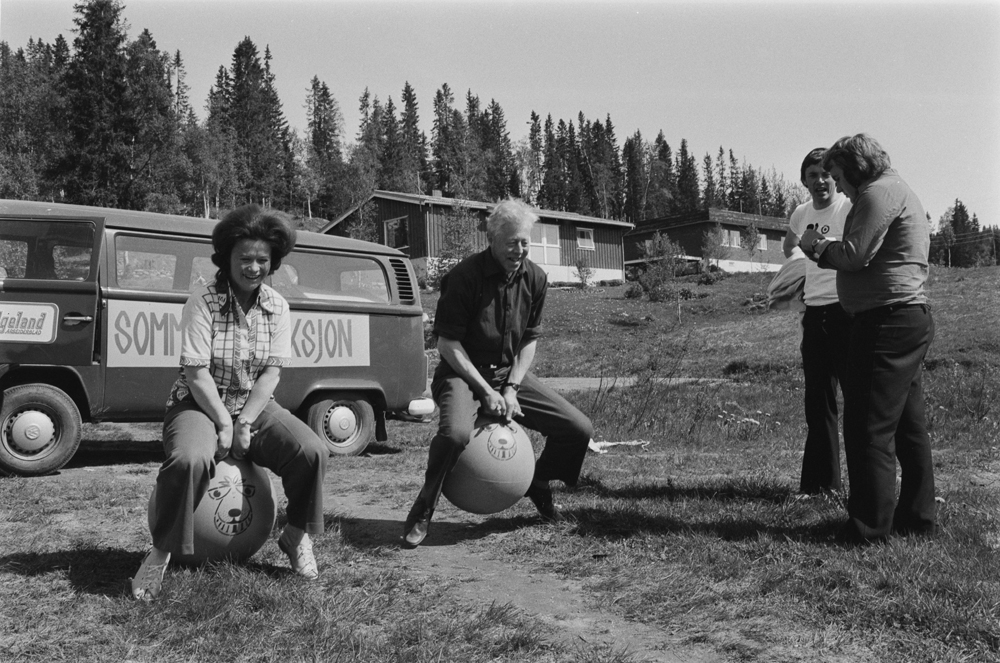 Helgeland Arbeiderblads sommerredaksjon i Hattfjelldal. 
Solvei Ludvigsen t.h.på hoppeball, Kasper Sæterstad og Gunnar Thomasli og ukjent.