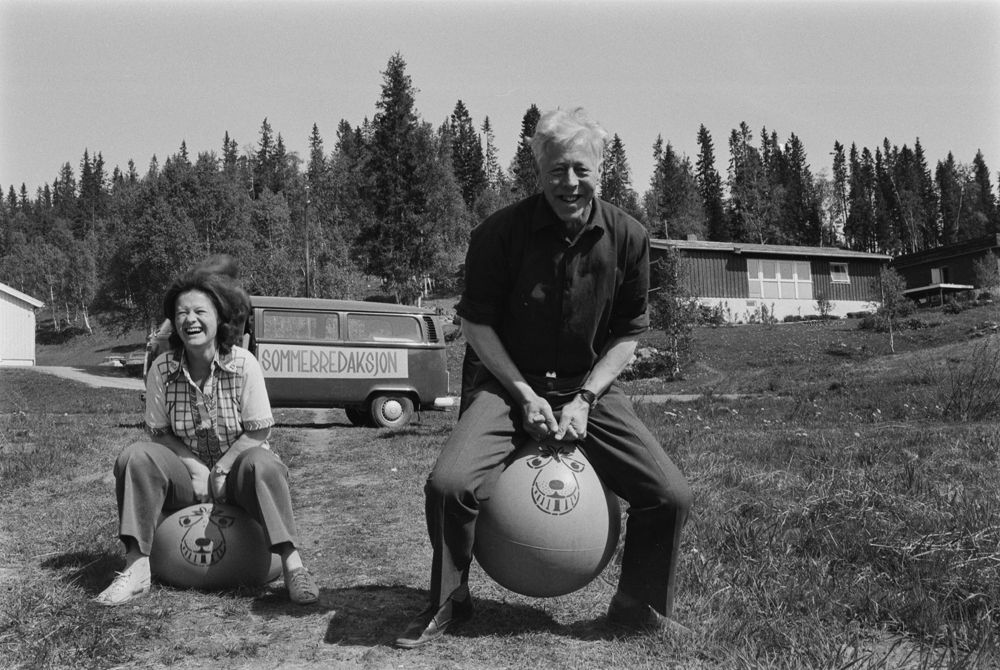 Helgeland Arbeiderblads sommerredaksjon i Hattfjelldal. 
Solvei Ludvigsen og Kasper Sæterstad (ordfører)