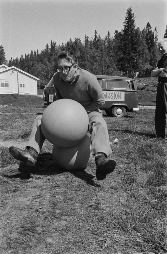 Helgeland Arbeiderblads sommerredaksjon i Hattfjelldal. 
Mann på hoppeballer.