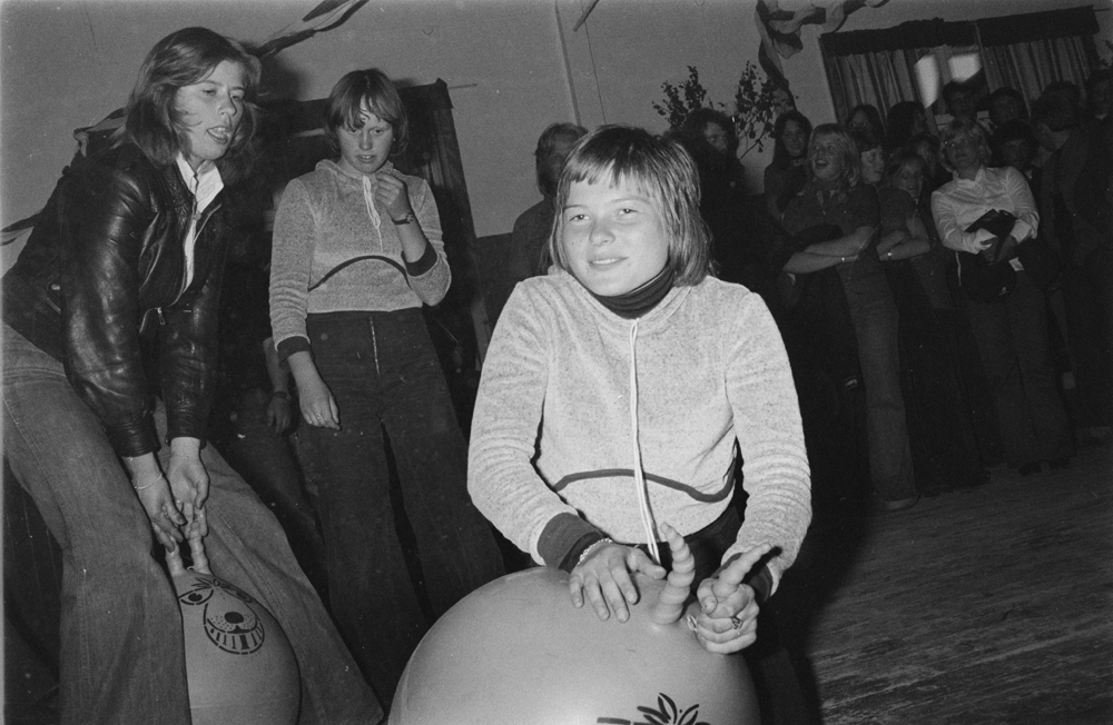 Helgeland Arbeiderblads sommerredaksjon på Herøy.
Personer med hoppeball på forsamlingshus, ungdomshuset Havdur.